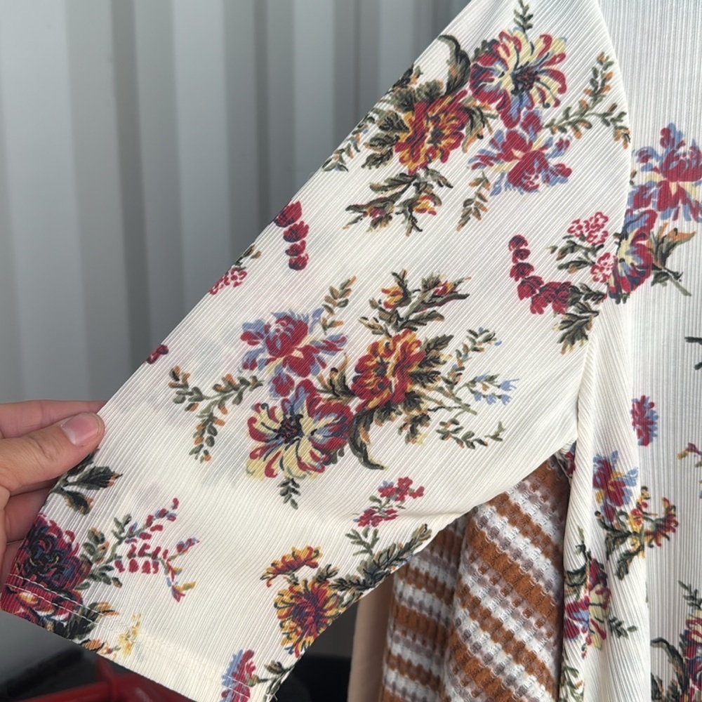 h.i.p. Floral Ribbed Top with Red and Blue Accents from buckle NWT - Picture 2 of 5